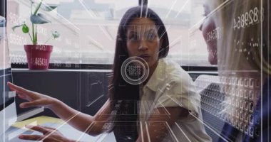 Çalışma masasında oturan iş kadını, meslektaşları için yüzen veri örtüsü çizerek grafikleri hazırlıyor. Profesyonel, takım çalışması, yenilik, dijital, kurumsal, işbirliği, modern