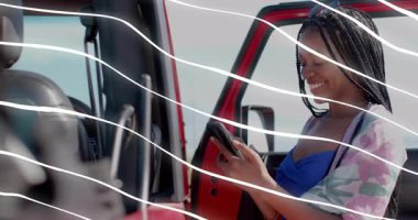 Akıllı telefonları dinleyen, mesajları kontrol eden ve okyanus dönüşümlü olarak mobil iletişim arayan bir kadın. Macera, boş zaman, kıyı, açık hava, çağdaş, yaşam tarzı, rahat