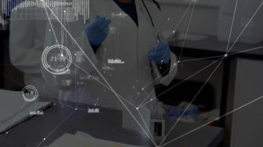 Laboratuvar bilim adamı pipete uzanıyor, örnek çiziyor ve ağ kaplamalı verileri analiz ediyor. Araştırma, işbirliği, yenilik, kesinlik, bilimsel, teknoloji, analitik