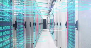 Sunucu raflarında hareket eden kamera gerçek zamanlı verileri görselleştiren Cyan kod akışlarını ateşliyor. Teknoloji, siber güvenlik, dijital, yenilik, ağ, bulut, fütürist