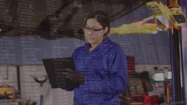 Tamirci, otomatik tamir atölyesinde kod kaplaması ve kırmızı lazer taramasıyla araç teşhisi koyuyor. Otomotiv, teknisyen, sanayi, dijital, kesinlik, çalışma alanı, yenilik