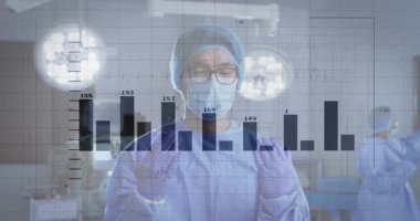 Cerrah ellerini kaldırıyor ve ameliyat kararlarına rehberlik etmek için ameliyathanede çizelge ve çubuk oluşturuluyor. Tıbbi, sağlık, analiz, gelecek, teknoloji, işbirliği, kesinlik