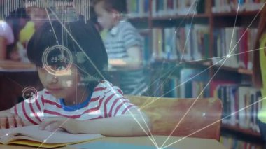 Liseli kız kütüphane masasında kitap açıyor ve animasyon eğitim veri ağı örtüşmesi başlatılıyor. Öğrenim, eğitim, kütüphane, öğrenim, okur yazarlık, dijital, gençlik