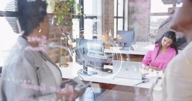 Teknik sunucu, toplantıda dönen hologram dizüstü bilgisayar ikonu ile cama tablet çiziyor. Yenilik, işbirliği, dijital, modern, profesyonel, beyin fırtınası, kablosuz