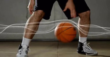 Spor antrenmanı için basketbol oynayan erkek sporcu, çapraz top sürme, dalga vuruşları yapıyor. Sporcu, spor, çeviklik, performans, eğitim, hareket, enerji