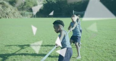 Üç çocuk sahanın üzerinde sürüklenen üçgenlerle halat çekiyorlar ve sonra da kutlama yapıyorlar. Atletik, takım çalışması, açık hava, arkadaşlık, aktif, enerjik, enerjik