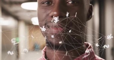 Gözler açan ve ofisteki finansal ağı yörüngedeki animasyon para sembolleriyle analiz eden bir adam. Teknoloji, finans, dijital, bağlantı, yenilik, iş, ağ