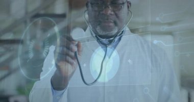 Stetoskobu kameraya yükseltiyorum, kıdemli doktor hasta verilerini dijital tıbbi çizelgelerle tarıyor. Fütüristik, sağlık, teknoloji, yenilik, profesyonel, tanı, arayüz