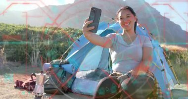 Kamp kurucu düzenleme teçhizatı sonra da animasyon hedefleme çemberleri olan selfie vlog için telefon tutmak. Macera, açık hava, kırsal, keşif, teknoloji, yaşam tarzı, doğa