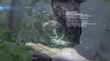 Santrali inceleyen ve teknolojik kodları devreye sokan bir araştırmacı hologram küresi oluşturuyor. Botanik, yenilik, fütürizm, görselleştirme, çevre, gelişme, dijital