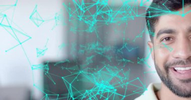 Gülümseyen adam ağ boyunca sürüklenirken başını eğerek çerçeve boyunca ilerlerken teknolojik bağlantıyı vurguluyor. Dijital, yenilik, teknoloji, bağlantı, fütüristik, soyut, insan