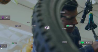 Tamirci, tamir adımlarını gösteriyor. Sohbeti etkinleştiriyor ve teknoloji simgeleri yükseliyor. Sanal çalışma, teknik, modern, endüstriyel, takım çalışması, yenilik, bakım