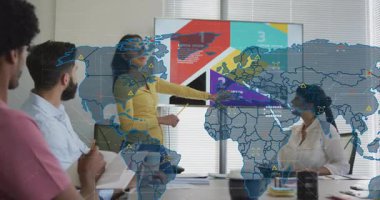 İş sunucusu, dünya haritasının veri bağlayan bağlantı simgelerini canlandırmasına neden olan slayt bölümlerini işaret ediyor. Şirket, işbirliği, analitik, iletişim, teknoloji, profesyonel, strateji