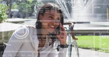 Yetişkin bir kadın akıllı telefon görüşmesi yapıyor ve teknoloji demosundaki animasyon veri örtülerini izliyor. Açık hava, şehir, yaşam tarzı, çağdaş, iletişim, teknoloji, mutluluk