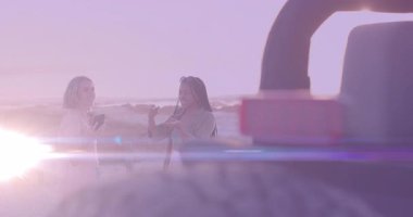 Seyahat eden kadınlar bagajı açıp akıllı telefon alıyor sonra da pazarlama için Sunset Beach 'in resimlerini çerçeveliyorlar. Macera, arkadaşlık, eğlence, açık hava, canlı, samimi, yaşam tarzı