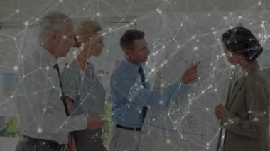 Orta yaşlı bir adam bir adım öne çıkıp çizim çizelgesini aldı ve iş trendini açıkladı. Şirket, strateji, bilgi, modern, işbirliği, büyüme, yenilik