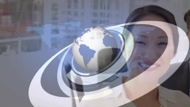 Işık halkası ofiste pikselleştirilmiş haritayı başlatıyor, animasyon 3 boyutlu dünya dönen iş takımını ortaya çıkarıyor. İşbirliği, yenilik, takım çalışması, profesyonellik, modernlik, kurumsal, dijital