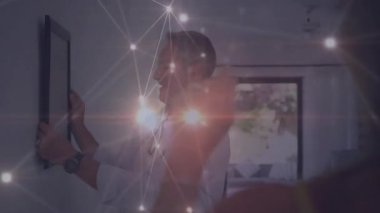 Ağ, çerçeveyi düzleştiren bir erkek ve dekor önizlemesi ile ayarları yönlendiren bir kadın olarak görünmektedir. İç mekan, diy, modern, yaşam tarzı, ev dekorasyonu, minimalist, işbirliği