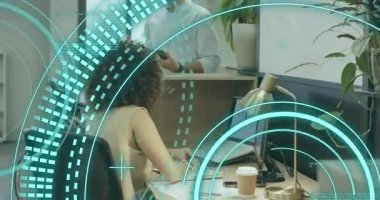 Kadın yazarken HUD ortaya çıkıyor ve erkek bilgisayardaki iş çizelgelerini işaretliyor. İşbirliği, yenilik, teknoloji, takım çalışması, modernlik, verimlilik, iş dünyası