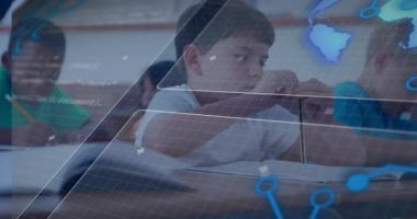 Sınıfta kalem toplayan hizmetçi çocuk notlar yazarken dijital şebekeleri ve düğümleri etkinleştiriyor. Öğrenciler, eğitim, öğrenme, teknoloji, işbirliği, öğrenim, yaratıcılık