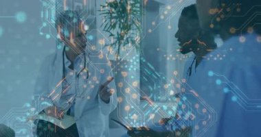 Tıp doktoru dosyasını çeviriyor, parmak hareketlendirme devresi örtüsünü kaldırıyor, meslektaşı tableti kaydırıyor. Sağlık, teknoloji, işbirliği, profesyonellik, yenilik, dijital, danışma