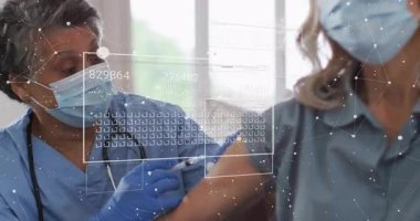 Şırıngayı hizalamak, hastanın omzunu sabitlemek, aşıyı enjekte etmek, kliniğe gazlı bez uygulamak. Sağlık, aşı, tıbbi, profesyonellik, klinik, koruma, güvence