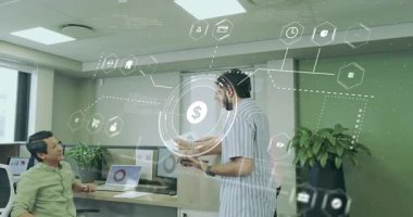 Yetişkin bir adamın tablet kaldırması holografik finans panelinin ortaya çıkmasına ve takım olarak pasta grafiğini incelemesine neden oldu. Teknoloji, işbirliği, analitik, iş, yenilik, dijital, kurumsal