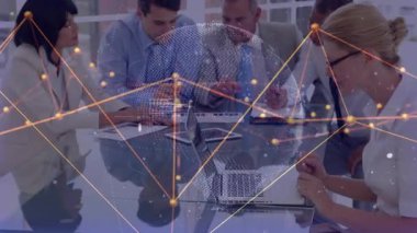 Dijital küresel animasyon iş ekibini harekete geçirip ağ hatlarını analiz ediyor. Teknoloji, takım çalışması, yenilik, şirket, dijital, iletişim, veri