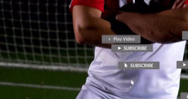 Futbol atleti kale altında sahada duruyor sosyal medya ikonları alıyor, yüzünü gösteriyor. Sporcu, spor giyim, dijital arayüz, spor, gece, spor, spor, stadyum