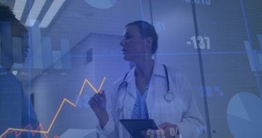 Hastanedeki tablet üzerindeki doktor raporları gözden geçiriyor, hemşire büyüme eğilimlerini tartışıyor. Tıbbi, sağlık, analiz, teşhis, klinik, teknoloji, işbirliği