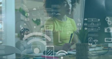 Kadın simgeler yüzerken not yazıyor sonra fareye tıklatıyor ve teknoloji veri analizi için daktilo ediyor. İşbirliği, üretkenlik, dijital, yenilik, iletişim, modernlik, çalışma alanı