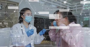 Doktor, canlandırma rehberiyle tıbbi testler için burun çubuğu örneği topluyor. Sağlık, teşhis, profesyonel, güvenlik, klinik, prosedür, teşhis testi