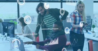 İş arkadaşları çizelgeleri ve animasyon örtülerini iş arkadaşı olarak gösterip telefonları kontrol ediyorlar. İşbirliği, takım çalışması, veri analizi, modernlik, profesyonel, dijital etkileşim, kentsel çalışma alanı