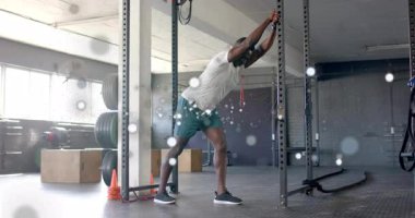 Jimnastik kullanıcısı kırmızı bandı askıda tutuyor. Baldır salınımı için sakat bant tutuyor. Sonra da bant bırakıyor. Fitness, antrenman, hareketlilik, güç, esneklik, egzersiz, performans