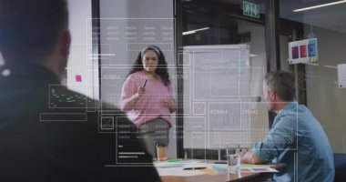 Orta yaşlı bir kadın, tabela üzerinde güncellenen veri panelleriyle çizim çizelgelerini çiziyor. Profesyonel, kurumsal, sunum, takım çalışması, veri görselleştirme, işbirliği, konferans