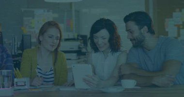 Dördüncü meslektaş olarak tableti araklarken takım not alıyor ve iş grafiklerini canlandırıyor. İşbirliği, takım çalışması, yenilik, veri analizi, iş zekası, yaratıcı çalışma alanı, profesyonel gelişim