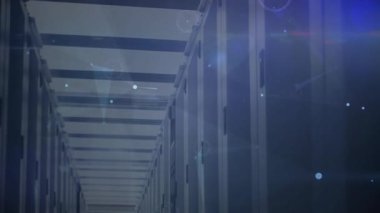 Askı koridorunda parlayan veri parçacıkları, dijital transferi gösteren bağlayıcı çizgiler oluşturuyorlar. Teknoloji, veri mimarisi, dijital bağlantı, ağ görselleştirme, siber güvenlik, yüksek teknoloji, bilgi sistemleri