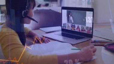 Kulaklık takan, ders için laptop açan, notları değişken veri grafikleriyle kopyalayan bir kız. E-öğrenme, eğitim, uzaktan kumanda, teknoloji, konsantrasyon, dijital eğitim