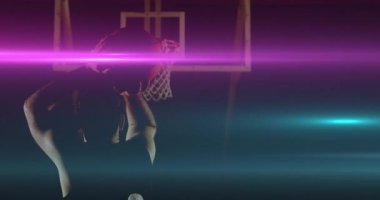 Basketbol topu tutan erkek sporcu, neon bar kavşağında spor reklamı için atış yapıyor. Dinamik, atletik, enerjik, hareket, performans, kentsel, enerjik