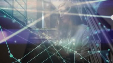 Metal merdivenlere yerleşen ve veri akışını gösteren tableti tıkırdatan bir kadın. Teknoloji, bağlantı, modern, endüstriyel, yenilik, veri, haberleşme