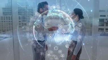 İş arkadaşları holograma bakıp, bölgeler arası veri simgelerini analiz ediyorlar. Yenilik, işbirliği, veri görselleştirme, teknoloji, kurumsal, gelecekçilik, yürütme