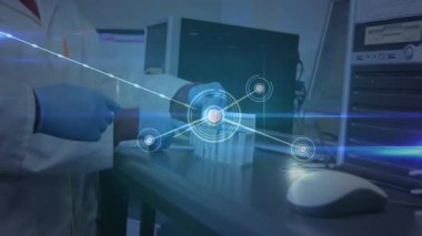 Laboratuar araştırmacısı test tüpü başlatma ağını seçiyor ve yedek kulübesinde akranlarıyla tüp düzenini gözden geçiriyor. Bilim, işbirliği, teknoloji, yenilik, veri, görselleştirme, araştırma