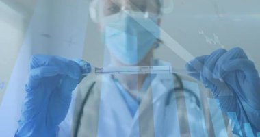 Klinisyen test kaseti alırken sağlık verileri animasyon çiziyor, çubuğu test için hizalıyor. Tıbbi, sağlık, test, tanı, laboratuvar, klinik, analitik