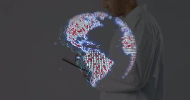 Teknoloji araştırmacısı tablet tıklayarak 3 boyutlu küreyi gri zemin üzerinde titreşen kurdeleye çeviriyor. Yenilik, veri görselleştirme, holografi, fütüristik, dijital arayüz, bilimsel, anıtsallık