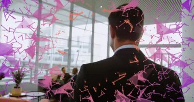 Teknik ekip Asyalı bir adamla karşılaşıyor. Salonda oturan iki akranla karşılaşıyor. Dijital ağ oluşumu artıyor. Profesyonel, işbirliği, yenilik, dijital, ağ oluşturma, modern, kentsel