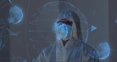 Koruyucu giysili bir adam başlangıç holografik küresi üzerinde laboratuvar taramasından geçiyor ve yörüngedeki düğümler oluşuyor. Teknoloji, siber güvenlik, yenilik, fütürizm, veri görselleştirme, bilimsel, dijital