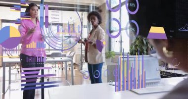 Cam kırıcı grafiklerine yaklaşan iki meslektaş finansal verileri analiz ediyor. İş, analitik, sunum, dijital, takım çalışması, işbirliği, modern