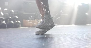 Fitness meraklısı paspasın üzerine atlamaya başlıyor, ritmik olarak inişte biyometrik örtüler görülüyor. Atletik, kardiyo, dinamik, fitness, eğitim, yüksek yoğunluk, hareket