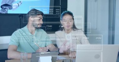 Erkek dizüstü bilgisayara yaslanıyor ve kadın veri analizi için yüzen şebekeleri canlandırırken elini kaldırıyor. İşbirliği, yenilik, teknoloji, veri görselleştirme, sunum, takım çalışması, dijital arayüz