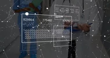 Doktor tıkırdatma tableti ve hemşire yürüyüşü, sağlık verileri oluşturma hasta ölçümlerini izleme işlemleri. Tıbbi, teknoloji, fütüristik, sağlık, dijital, profesyonel, yenilik